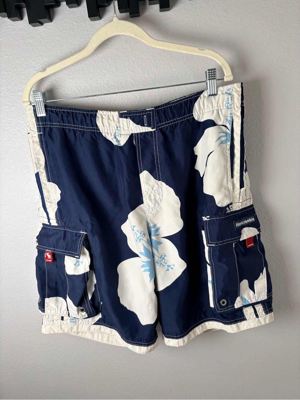 Abercrombie & Fitch Tugger y2k Navy Blue & White Floral Mens Board Shorts Size M